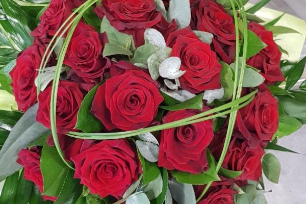 Amour passion 19 roses rouge dans un bouquet mi-long 