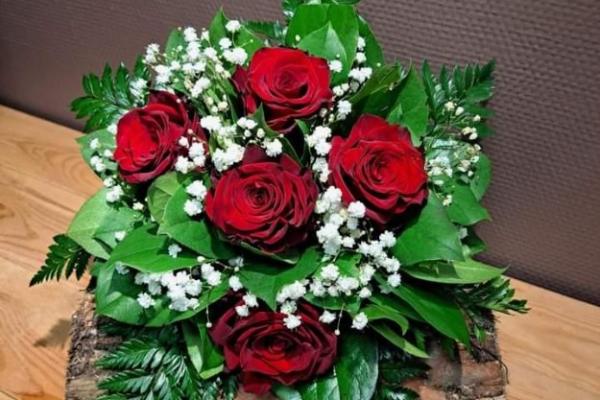 Le classic  (bouquet rond de roses avec gypsophile toujours élégant)