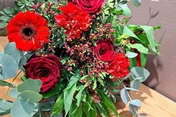 my love,  joli mélange de fleurs rouges pour déclarer son amour. 